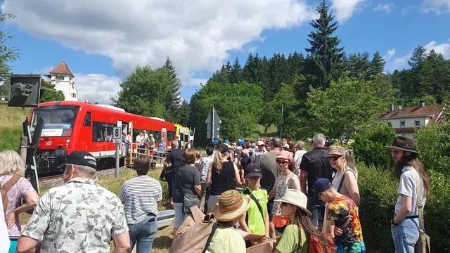 Besucheransturm auf die Freizeitbahn "Biberbahn" zum Schweizer Feiertag an der provisorischen Haltestelle in Hoppetenzell. Sie wäre bei einer Verlängerung des Seehäsle Richtung Mengen oder Sigmaringen Geschichte. | Foto: Förderverein Ablachtalbahn