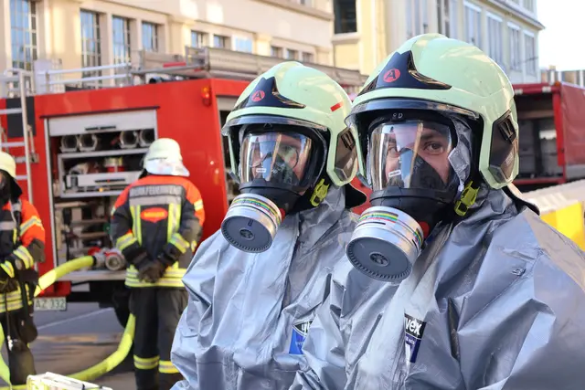 Die Werkfeuerwehren von Maggi und Fondium üben in schwerer Ausrüstung.  | Foto: Tony Marquardt