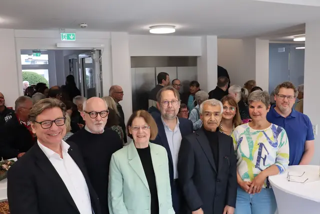 Die Verantwortlichen und Ärzte des MVZ-Gottmadingen-Gailingen sind erfreut über die neuen Räume in der Außenstelle und dem großen Interesse der vielen Besucher. Von links: Gailingens Bürgermeister, Thomas Auer, Michael Psczolla, Gabriele Dostal, Gottmadingens Bürgermeister, Michael Klinger, Gholamreza Sadeghzadeh, Laura Schuster, Stefanie Lieber und Florian Zimmermann. | Foto: Sebastian Ridder