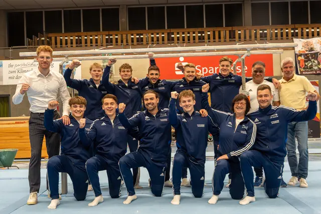 Kniend von links: Maximilian Glaeser, Timm Sauter, Matthias Mayer, Alain Bregenzer, Johanna Wagner und Tim Leitenmair; hinten von links: Philipp Leitenmair, David Schlüter, Samuel Wällisch, Luca Pollin, Nils Holtschmidt, Julian Weller, Hassan Mir Ghaemi und Axel Leitenmair
 | Foto: StTV Singen