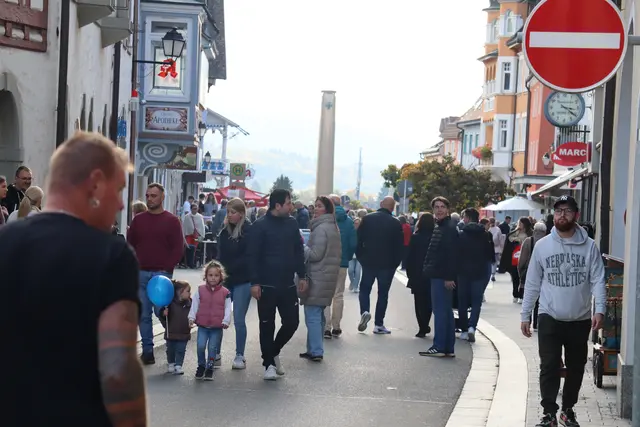 Die Stockacher Oberstadt bot neben offenen Geschäften auch Essensbuden, Kinderaktionen, die Führungen über die Kunstmeile und vieles mehr. Doch auch der Obsthof Hertle und ein Flohmarkt vor dem Rewe boten ein tolles Programm.  | Foto: Sebastian Ridder