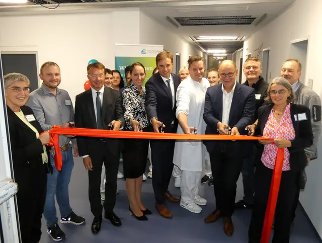 Pastoralreferentin Simone Meisel, Pflegerische Leiter Simon Ziegler, Geschäftsführer Bernd Sieber, Kaufmännische Direktorin Rebecca Sellmann, Landrat Zeno Danner, Chefarzt Volker Steinecke, OB Bernd Häusler,  Leitung Bereich Bau Norbert Jobst und Pastoralreferentin Waltraud Reichle. | Foto: GLKN