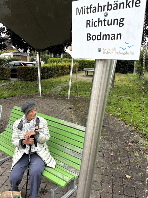 Die Mutter der Autorin wartet sehnsüchtig auf eine Mitfahrgelegenheit nach Bodman. | Foto: Elsa Frey-Wolf