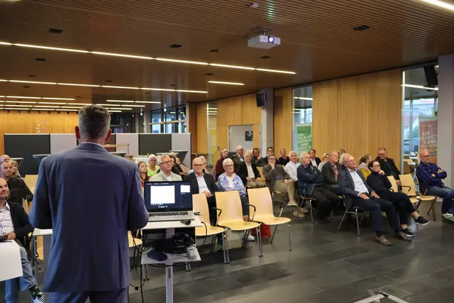 Michael Sommer beendete den Vortrag mit einem positiven Ausblick. 78 Prozent der Führungskräfte aus Politik und Wirtschaft geben der deutschen Wirtschaft eine gute Prognose.  | Foto: Tony Marquardt