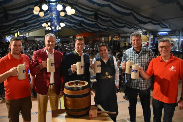 Endlich ist die Kirchweih 2025 eröffnet. Darüber freuten sich (von links) Fabian Vogt, Jochen Häuptle, Dirk Bank (Fürstenberg-Brauerei), Paolo Piacenti und Günter Tschacher. | Foto: Philipp Findling