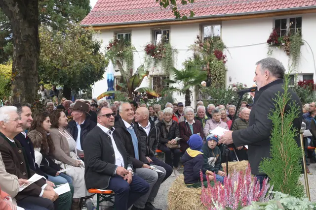 Der Präsident des BLHV Bernhard Bolkart freute sich sehr, dass so viele Besucher zum Gottesdienst auf den Mühlinger Altschornehof von Andreas gekommen waren, um für das vergangene Jahr und seine vielfältigen Erntegaben zu Danken. | Foto: Doris Eichkorn