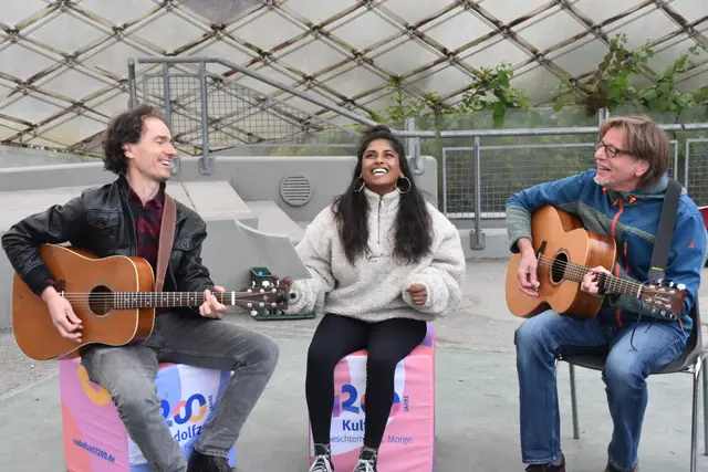 Hatten bei der Kostprobe des Jubiläumssongs sichtlich Freude (von links): Jörn Weprich, Punita Lorch und Songwriter Rainer Dost. | Foto: Philipp Findling