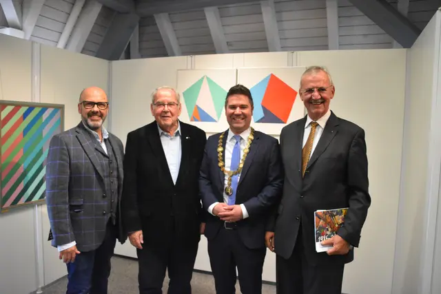 Von links: Die beiden Altbürgermeister Rupert Metzler, Franz Moser, Bürgermeister Holger Mayer und der Vorsitzende des Förderkreis Kunst &amp; Kultur, Bernhard Hertrich.  | Foto: Philipp Findling