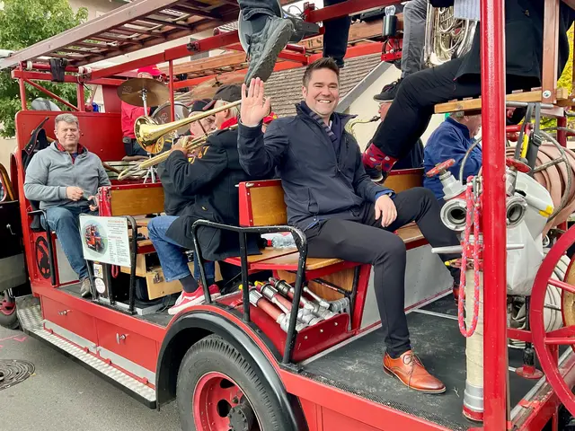 Bürgermeister Holger Mayer auf dem Opel-Blitz der „Schluuchmusik Schaffhausen“. | Foto: Bernhard Grunewald