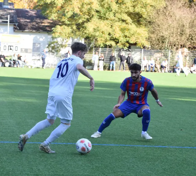 Nicht nur das Spiel, sondern auch die Tabellenführung verlor der Hegauer FV um Markus Müller (weißes Trikot) nach dem 0:1 beim SC-Konstanz-Wollmatingen.  | Foto: Philipp Findling