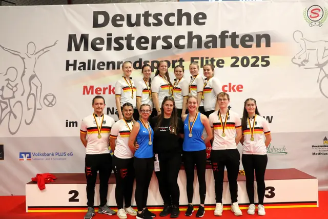 Das erfolgreiche Acher Team bei der Hallenrad-DM in Lübbecke; hinten: Sabrina Bürßner, Carolin Schmid, Natalie Grote, Sarah Bötzer, Franziska Bötzer, Alina Bötzer; vorne: Yannick Gaißer, Lena Andorinha, Anica Meßmer, Cheftrainerin Katja Gaißer, Hannah Elsässer , Rebecca Grote, Jone Burow
 | Foto: Wilfried Schwarz