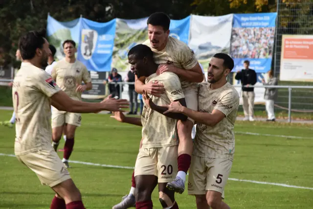 Groß war der Jubel beim Türkischen SV Singen nach dem einzigen Treffer durch Abdoulie Mboob (Nr. 20) beim Heimsieg gegen den FSV Hollenbach. | Foto: Philipp Findling