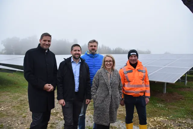 Freuen sich über die Eröffnung des Solarpark Schorenweiher (von links): Frank Lammering (Sparkasse Bodensee), Jochen Stein (Stadtwerke Stockach), Peter Unger (solarcomplex), Stockachs Bürgermeisterin Susen Katter und Andreas Deyer.  | Foto: Philipp Findling