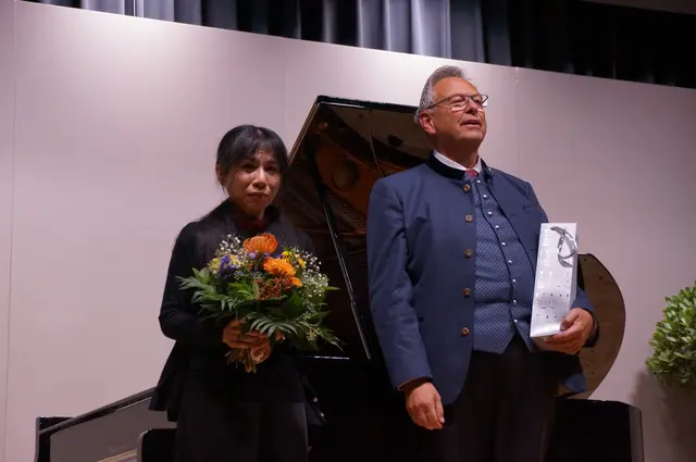 Pianistin Ching-Fen Lee und Georg Mais, Vorsitzender der Südwestdeutschen Mozartgesellschaft, gaben beim Stockacher Meisterkonzert spannende Einblicke in das Leben und Wirken von Franz Schubert. | Foto: Walter Tankred