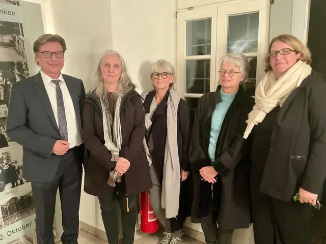 Mit eindringlichen Worten gelang es Bürgermeister Dr. Thomas Auer, Dr. Ina Appel vom Jüdischen Museum (rechts) und Dr. Anne Overlack vom Freundeskreis Picard (Zweite von rechts), die leidvolle Entwicklung der Juden in Gailingen nach 1933 bis hin zu ihrer Deportation am 22.Oktober 1940 nachzuvollziehen. Die Künstlerinnen Kerstin Weiland (Dritte von rechts) und Andrea Dietz setzten diese Barbarei kongenial in ihrer Installation um, die im Souterrain des Bürgerhauses zu sehen ist. | Foto: Bernhard Grunewald