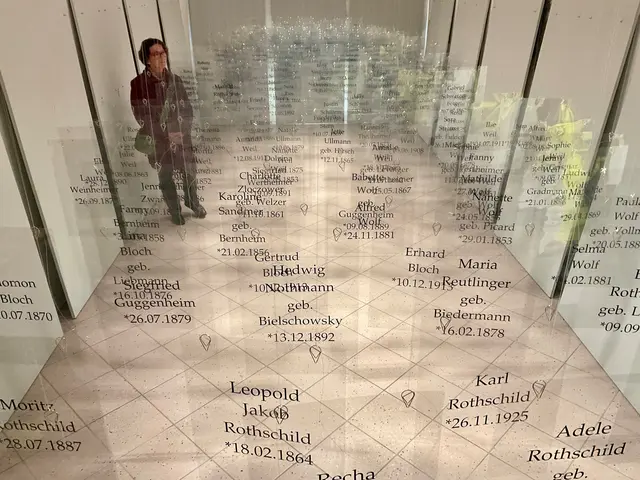 Auch Dorothea Wehinger, ehemalige Landtagsabgeordnete der Grünen, zeigte sich beeindruckt von der vielschichtigen Installation der beiden Künstlerinnen Andrea Dietz und Kerstin Weiland im Souterrain des Bürgerhauses in Gailingen. | Foto: Bernhard Grunewald