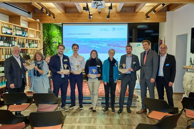 Gewinnerinnen und Gewinner des Klimaschutzpreises Landkreis Konstanz 2025 mit Landrat Zeno Danner (zweiter von rechts) und Gerd Burkert (Mitglied der Vergabe-Jury und Geschäftsführer der Energie¬agentur Kreis Konstanz GmbH, rechts außen), Gewinner Kategorie 2 – Schwarz¬waldverein Öhningen-Höri e. V. mit Karl Honsel und Sylvia Hart¬mann, Gewinner Kategorie 1 - Shunko Bolsée und Patrick-Noël Horstmeier, Gewinnerin des Sonderpreises für herausragendes Engagement – Uschi Rottinger, Gewinner Kategorie 3 - Gemeinde Allensbach mit Brigitte Bautze und Bürgermeister Stefan Friedrich (von links nach rechts).  | Foto: Landratsamt Konstanz, Alexander Stertzik Fotografie