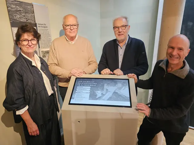 Bürgermeisterin Monika Laule, Reinhard Rabanser und Rudolf Gretsch (Präsident und Vorsitzender des Fördervereins Museum und Stadtgeschichte Radolfzell e.V.) sowie der Leiter des Stadtmuseums, Rüdiger Specht, präsentieren im Stadtmuseum die neue Medienstation zum ehemaligen SS-Schießstand. | Foto: Kultur Radolfzell