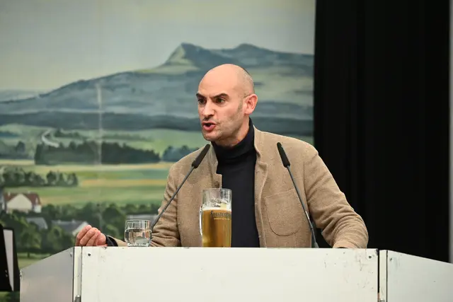 Keine für ihn "klassische Bierzeltrede", sonden eine der unbequemen Wahrheiten lieferte Landesfinanzminister Danyal Bayaz auf der Mittelstandskundgebung des diesjährigen Schätzele-Markts. | Foto: Philipp Findling