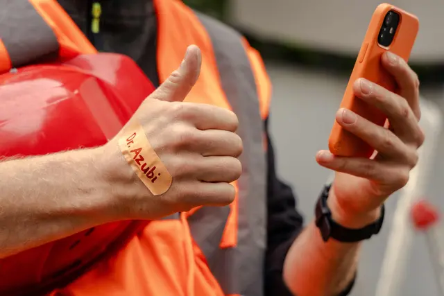 Klebt so manches "Azubi-Trostpflaster": "Dr. Azubi" gibt wichtige Tippe. Per "Online-Sprechstunde" hilft die Website Auszubildenden, wenn sie Fragen und Probleme haben, so die IG BAU Südbaden. | Foto: IG BAU/Nils Hillebrand