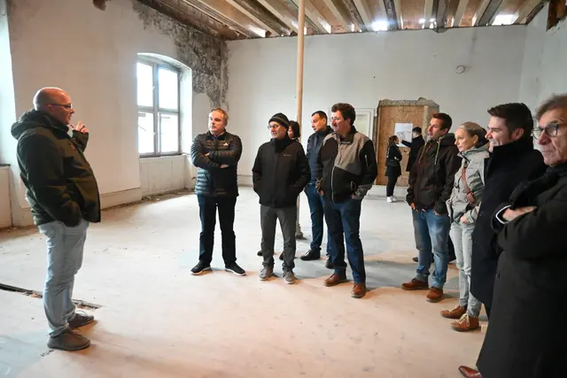 Architekt Oliver Graf erläuterte den Gästen sowie Bürgermeister Holger Mayer und Joachim Graf (2. und 1. von rechts) die zukünftige Wohnnutzung des ehemaligen Ratssaals im Alten Rathaus.  | Foto: Philipp Findling