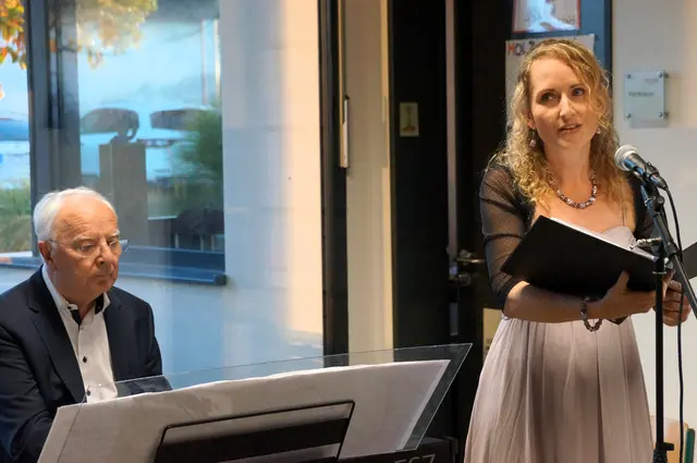 Manfred Kehlert und Nicole Buhl gestalteten die Vernissage mit charmanten Chansons musikalisch. | Foto: Elsa Frey-Wolff