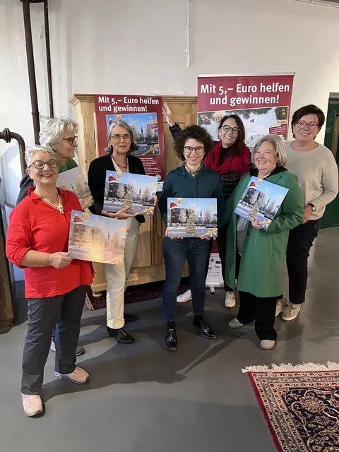 Die Damen vom Zonta-Club verkaufen auch in diesem Jahr wieder den Adventskalender für den guten Zweck. | Foto: Zonta-Club
