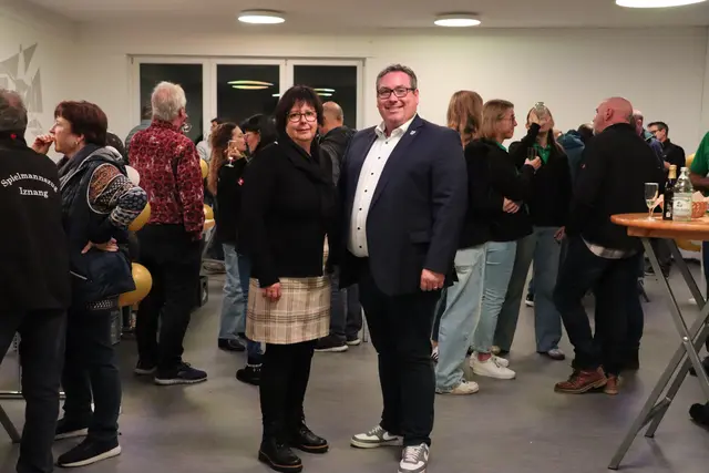 Planerin Monika Kiesling vom Architekturbüro Poth und Bürgermeister Patrick Krauss bei der Einweihunfsfeier des alten Rathauses in Iznang. | Foto: swb-Bild: Juleda Kadrija