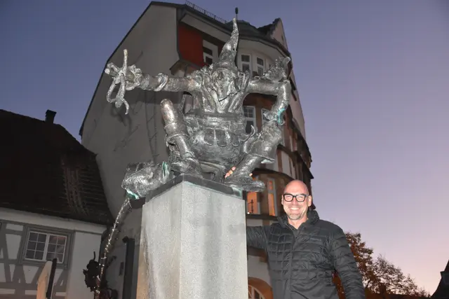 Man kennt ihn sonst nur als Poppele in der Singener Fasnet, nun aber hat Timo Heckel auch das Amt des Zunftmeisters inne.  | Foto: Philipp Findling
