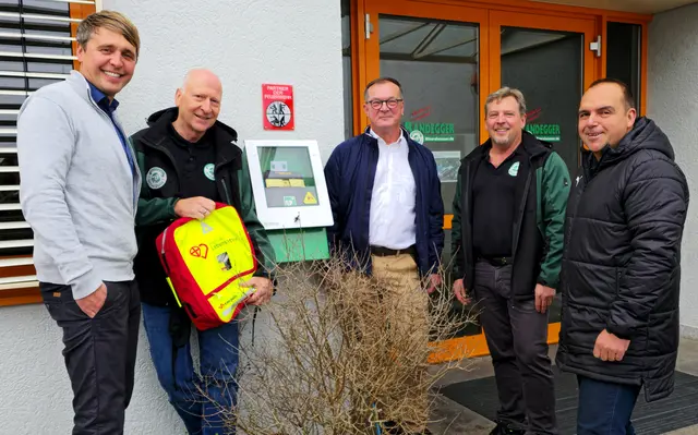 von links: Timo Petersen, GF DRK Kreisverband Landkreis Konstanz e.V. – Clemens Fleischmann, kaufm. GF Randegger Ottilien-Quelle – Uwe Rudolf, Leiter Integrierte Leitstelle Konstanz – Frank Schroeder, FW Randegg – Andreas Schlatter, stv. Kommandant FW Randegg. | Foto: Bianca Fleischmann