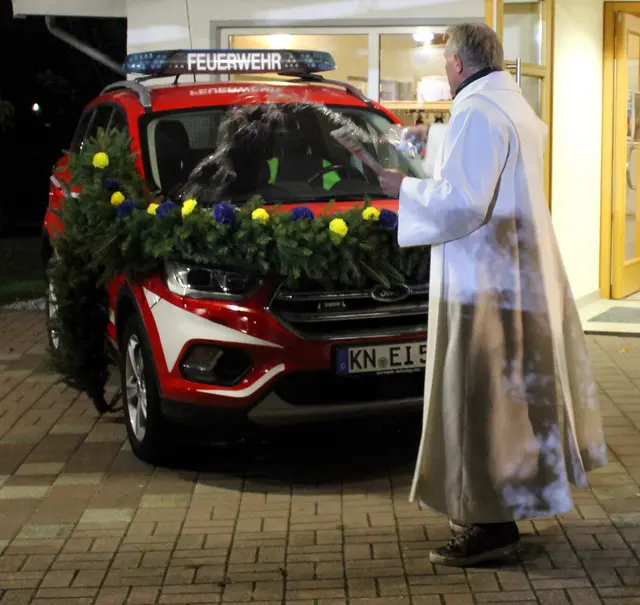 Mathias Mutter segnete beim ersten Highlight des Eigeltinger Gemeindefeuerwehrtags den neuen Kommandowagen der Feuerwehr. | Foto: Regina Glatt/Feuerwehr Eigeltingen
