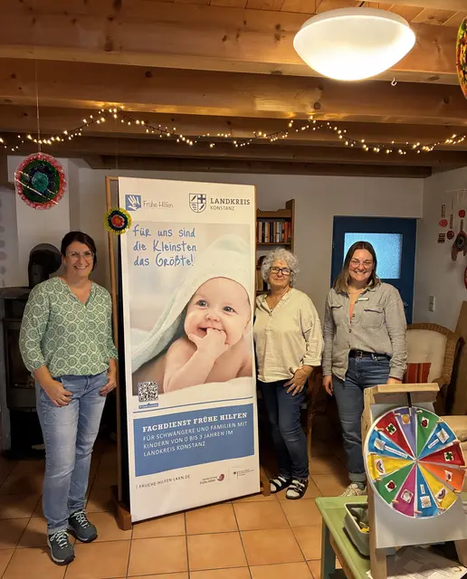(v.l.) Melanie Geiges und Angelika Muffler-Mayer (Villa KlAng) sowie Isabel Wallner (Fachdienst Frühe Hilfen) in der Villa KlAng in Orsingen-Nenzingen, einer wichtigen Anlaufstelle für Familien, während des letzten Aktionstages. | Foto: Landratsamt Konstanz/Kerstin Schulz