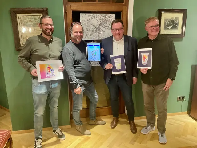 Nach eineinhalb Jahren Vorarbeit nun in der „heißen Phase“ der Vorbereitungen des Großen Narrentreffs in Stockach vom 23.-25.1.26: Frank Bosch, Frank Eichwald, Rainer Vollmer und Markus Buhl (v.re.n.li.) im „Narrenstüble“ mit Details zum Ablauf | Foto: Bernhard Grunewald