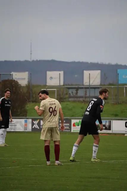 Aufgeben war keine Option für den TSV Singen beim Auswärtsspiel in Essingen. Trotz eines späten Rückstands gelang es dem Team von Ali Güneş drei Punkte mitzunehmen. | Foto: Jonas Maier
