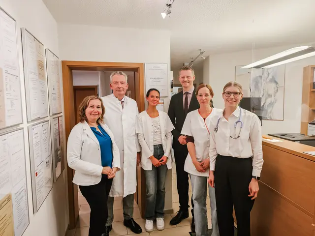 Sie freuen sich über den weiteren Bestand der Hausarztpraxis (v.l.): Diana Michel, Dr. Michael van der Goten, Milena Greschenz, OB Simon Gröger, Sabrina Rubach und Freya van der Goten. | Foto: Stadt Radolfzell