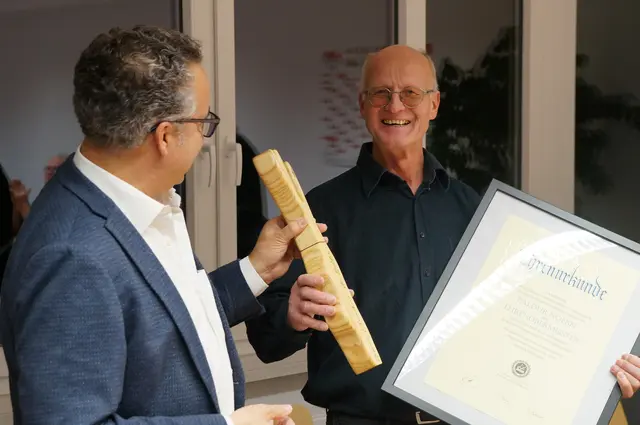 Der im Frühjahr 2025 gewählte Obermeister der Schreinerinnung Konstanz, Ralf Homburger, überreichte dem ehemaligen Obermeister Baldur Nöbel eine Ehrenurkunde mit Ernennung zum Ehrenobermeister. Nöbel nahm die Urkunde mit Stolz entgegen und freute sich dann auch über sein Geschenk, eine von der Schreinerei Mehne gefertigte und gestaltete Pfeffermühle mit der Aufschrift "Unserem Ehrenobermeister Baldur". | Foto: Elsa Frey-Wolff