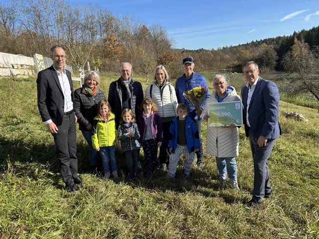 Dank der Spende von EurimPharm hat das Projekt „Streu-Obst-Wiese-Erleben“ auch weiterhin eine Zukunft. Auf dem Bild von links: Frank Harsch (Bürgermeister Engen), Elvira Windmüller (Kinderhaus Sonnenuhr), Johannes Moser (Präsident Rotary Club A81-Bodensee-Engen), Caroline Geyer (Rotary), Axel Tabertshofer (Rotary), Michaela Link (Rotary), Uwe Gleiss (EurimPharm) und in der ersten Reihe Kinder des Kinderhauses Sonnenuhr. | Foto: Joachim Werner, RC A81-Bodensee-Engen