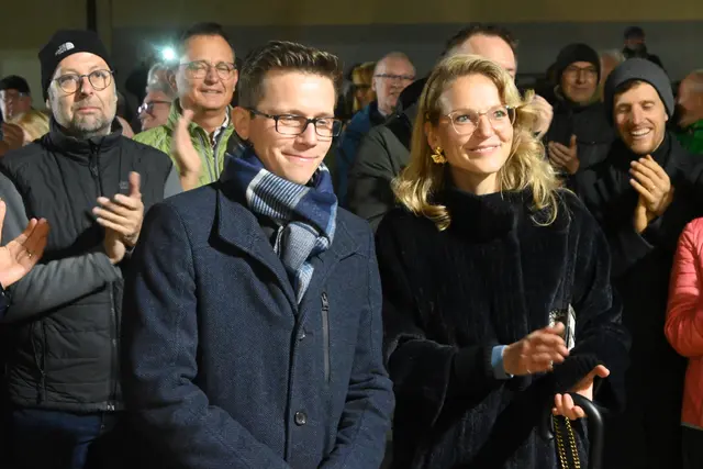 Die Freude ist ihm ins Gesicht geschrieben: Benjamin Mors ist mit annähernd 100 Prozent der abgegebenen Stimmen im Bürgermeisteramt bestätigt worden. Mit ihm freut sich Ehefrau Simone Kauderer. | Foto: Tobias Lange