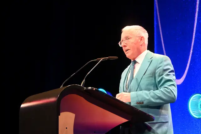 Politikwissenschaftler und Wahlexperte Karl-Rudolf Korte zeigte dem Publikum der Singener Abendgesellschaft unter anderem auf, wie die Wählerschaft in Deutschland aktuell tickt.  | Foto: Philipp Findling