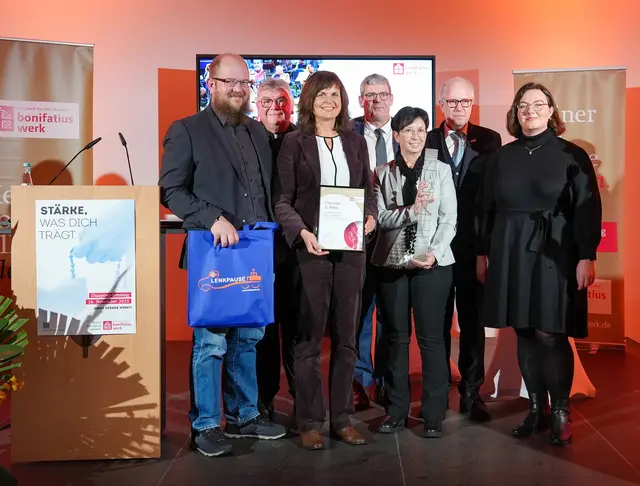 (Von links): Pfarrer Klaus Käfer (Priester und LKW-Fahrer), Bonifatiuswerk-Generalsekretär Msgr. Georg Austen, Heike Gotzmann (Betriebs- und Fernfahrerseelsorgerin, Netzwerk Kirche und Arbeitswelt, Organisation Lenkpause), Bonifatiuswerk-Geschäftsführer Ingo Imenkämper, Sybille Geitner (Veranstaltungsorganisation Lenkpause, ehrenamtliche Mitwirkende), Bonifatiuswerk-Präsident Manfred Müller, Journalistin und Jurymitglied Daniela Ordowski. | Foto: Marcus Thielking