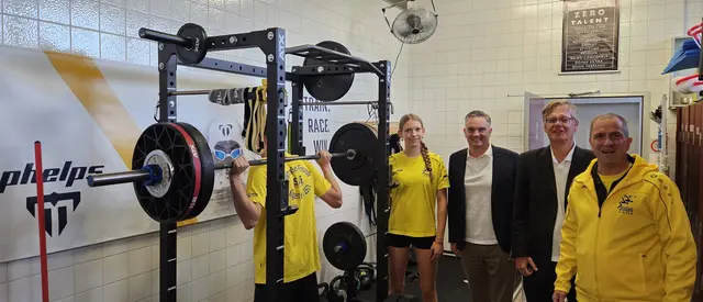 Freuen sich über die Spende für die Schwimm-Sport-Freunde Singen (von links): Thomas Wochner, Carla Wölfle, (beide Schwimmer SSF Singen) Marco Keller, Bernd Martin (beide Volksbank Hegau Stiftung), Sascha Teich (1. Vorsitzender SSF Singen) | Foto: SSF Singen