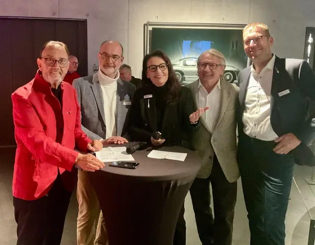 Ein Expertise-Quintett erster Güte bei der Vernissage zur neuen MAC-Ausstellung „Die Legende lebt: 300 SEL vom Klassiker in die Neuzeit &amp; Fotografien von René Staud“: Herman Maier, MAC-Kurator Emmanuel Bacquet, Gabriela Unbehaun-Maier, René Staud und Niklaus Waser, MAC (v.li.n.re.) | Foto: Bernhard Grunewald