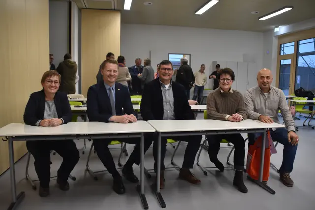 Nochmal Schulbank drücken für die erste Etappe des Erweiterungsbaus (von links): Schulleiterin Johanna Seib, OB Simon Gröger, Ortsvorsteher Lorenz Thum, Bürgermeisterin Monika Laule und Architekt Engin Ersoy.  | Foto: Philipp Findling