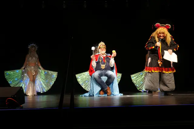 Eine etwas andere Ansprache gab es mit dem "stummen König", wobei hier nicht Präsident Martin Schäuble das Sagen hatte.  | Foto: Hans-Peter Lauinger