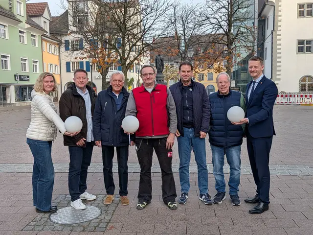 Das Tourismus- und Stadtmarketing Radolfzell und die Firma Leiz bekommen Verstärkung für das Weihnachtsbaum-Anleuchten. Von links Geschäftsführerin des Tourismus- und Stadtmarketing Regina Brüsewitz, Marc Burger und Arnold Kannenberg von der Bürgerstiftung Radolfzell, der Inhaber der Zimmerei Leiz, Martin Leiz, Oliver Preiser und Joachim Strate von der Bürgerstiftung und Oberbügermeister Simon Gröger. | Foto: Sebastian Ridder