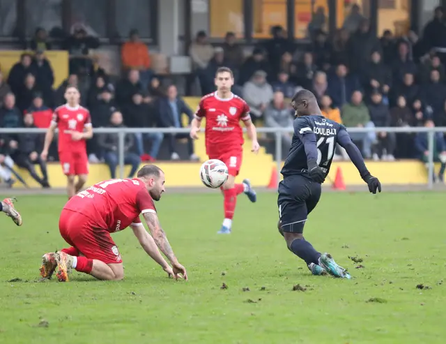 Im Abschluss blieb Cheick Coulibaly (rechts), hier im Zweikampf mit Luca Plattenhardt, zwar glücklos, in Sachen Balleroberung war er hingegen ein Vorbild | Foto: Jürgen Rössler