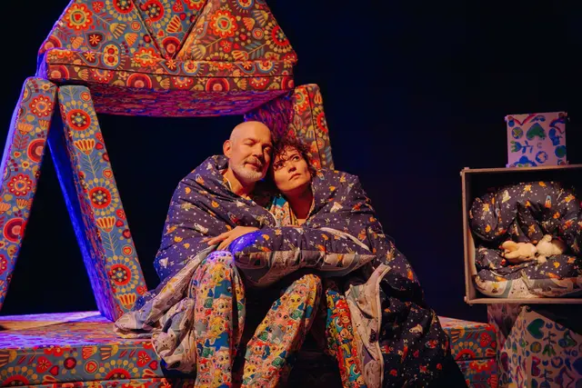 Auch beim Einschlafen kann man es sich mal gemütlich machen, wie Ulrich Hoppe (links) und Zoubeida Ben Salah (rechts) in "La Le Lu" am Theater Konstanz zeigen.  | Foto: Milena Schilling/Theater Konstanz