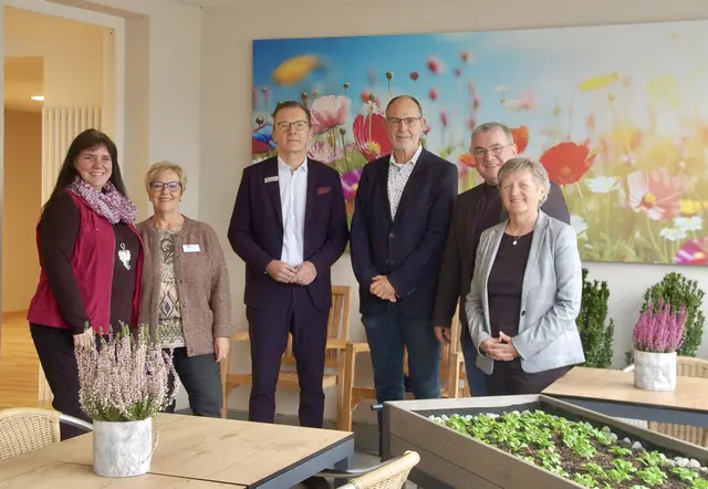 Zu Besuch in St. Verena (von links): Ramona Jäger (Teamleitung Betreuung St. Verena), Beate Maier (Pflegedienstleitung St. Verena), Jens Heinert (Vorstand der Sparkasse), Jürgen Stockmann (Aufsichtsratsvorsitzender St. Verena), Ralf Baumert (Bürgermeister Rielasingen-Worblingen) und Gisela Meßmer (Vorstandsvorsitzende St. Verena). | Foto: Pflegezentrum St. Verena
