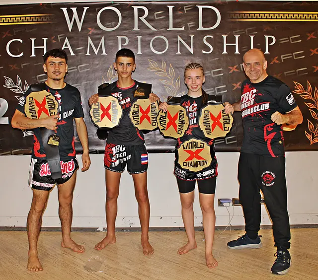 Die erfolgreichen Singener Thai-Boxer (von links): von links Eftikhar Ali Akbari, Ylldrit Aliu, Sarah Schäfer und Trainer Ralf Hasenohr | Foto: Thai-Box Club Singen