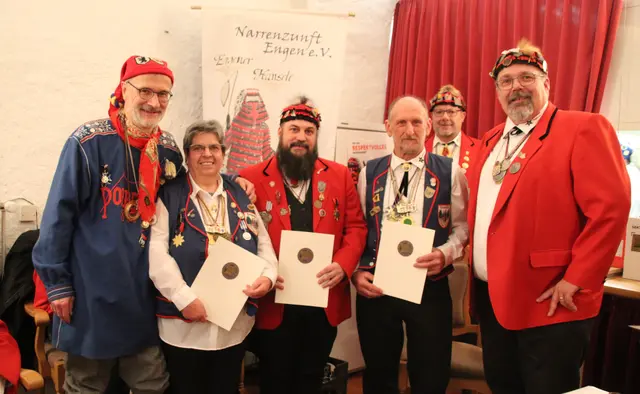 Bernd Rudolph (Landschaftsvertreter VSAN, von links) überreichte Ehrenzeichen der VSAN an Margot Gaißmeyer (Silber), Dominik Grömminger (Silber) und Rainer Gaißmeyer (Bronze). Darüber freuten sich auch Zeremonienmeister Jörg Scharmentke und Zunftmeister Christoph Dietrich. | Foto: Wochenblatt